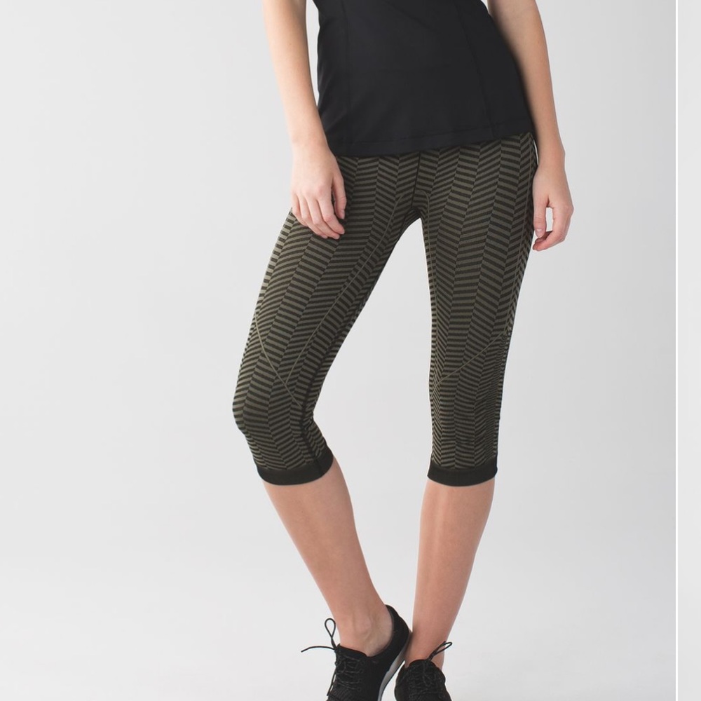 LuluLemon Stretch In The Flow Crop II Heathered Fatigue Green Capris 2